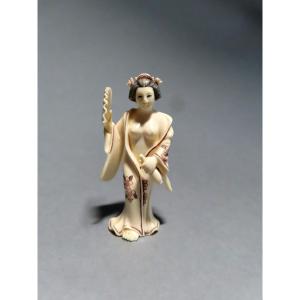 Netsuke en ivoire. Geisha aux seins dénudés. Signé Tamayuki, Japon époque Taisho (1912-1928 )