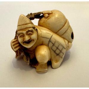 Netsuke en ivoire. Musicien  au mokugyo. Japon époque Meiji (1868-1912 )