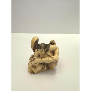 Netsuke en ivoire. Kintaro au travail. Japon époque Taisho (1912-1928 )