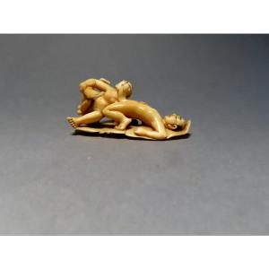 Netsuke érotique en ivoire. Curiosa. Japon époque Taisho (1912-1928 )