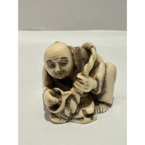 Netsuke en ivoire. Ebeniste au travail. Japon époque Meiji (1868-1912 )