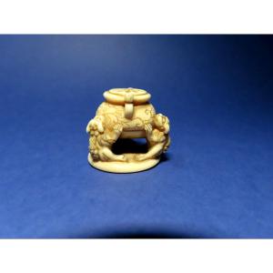 Netsuke en ivoire. Les Shishi et le chaudron. Japon époque Meiji (1868-1912 )