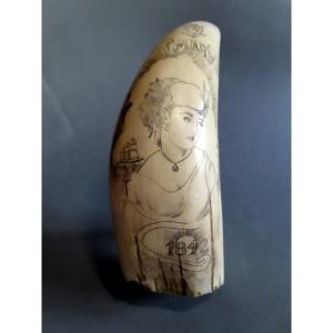 Scrimshaw à la belle femme. Grande dent de cachalot, XIXème.