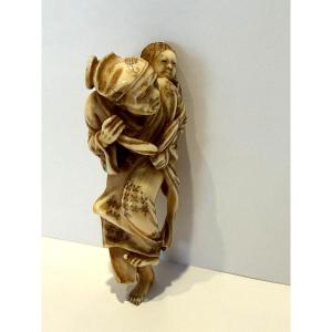 Netsuke In Marine Ivory. The Old Man And The Child. Japan, Meiji Period (1868-1912)