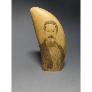 Scrimshaw en dent de cachalot.  Couple de bourgeois. XIXème