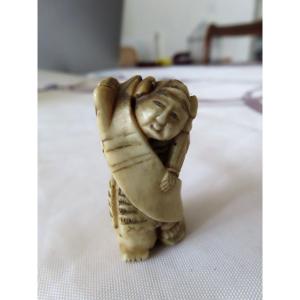 Netsuke en corne de cerf. Petit samouraï au kakemono. Japon époque Meiji (1868-1912 )