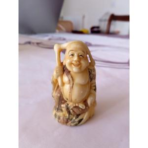 Netsuke en ivoire marin. Hotei souriant. Japon époque Taisho (1912-1928 )