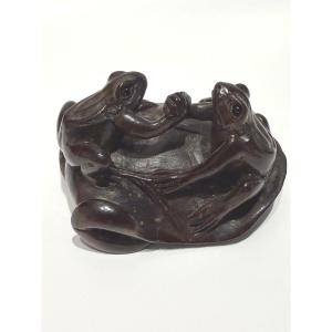 Netsuke en bois de Zitan . Bras de fer entre grenouilles. Japon époque Meiji (1868-1912 )