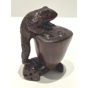 Zitan Wood Netsuke.   Frog With Lotus Bud. Japan Meiji Period (1868-1912 )
