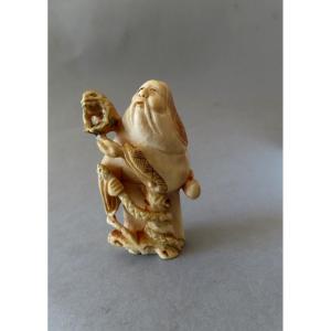 Netsuke en ivoire. La grenouille et le serpent. Japon époque Taisho (1912-1928 )