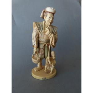 Okimono en ivoire. Samurawashi et son singe. Japon époque Taisho (1912-1928 )