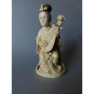 Okimono en ivoire. Musicienne joueuse de biwa. Chine 1920-30.