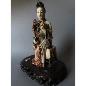 Okimono en ivoire. Princesse aux fleurs. Chine 1920-30.