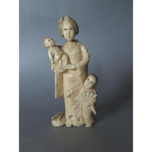 Okimono en ivoire. Mère et ses deux enfants. Japon époque Meiji (1868-1912 )