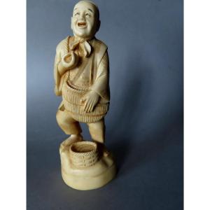Okimono en ivoire. Les semailles. Japon époque Meiji (1868-12912 )