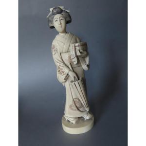 Okimono en ivoire. Jeune femme aux geta. Japon époque Meiji (18689-1912 )