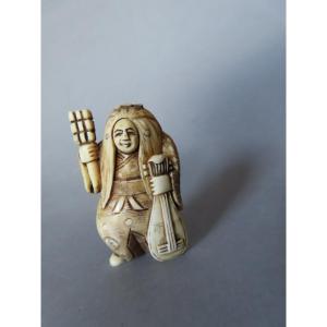 Netsuke en ivoire. La sorcière Hannya musicienne. Signé MitsuyukyJapon époque Meiji (1868-1912)
