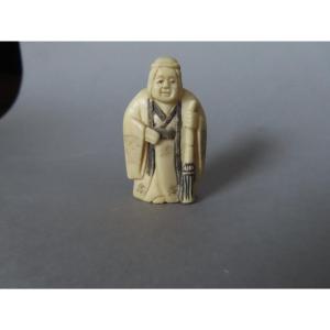 Netsuke en ivoire. Le couple de balayeurs. Japon époque Taisho (1912-1928 )