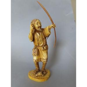 Okimono en ivoire. Chasseur à l'arc. Japon époque Meiji (1868-1912 )