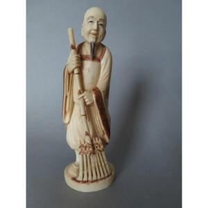 Okimono en ivoire. Le balayeur. Japon époque Taisho (1912-1928 )