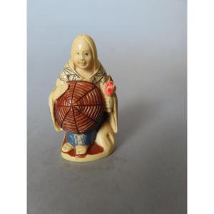 Netsuke en ivoire. Femme au chapeau. Japon époque Taisho (1912-1928 )