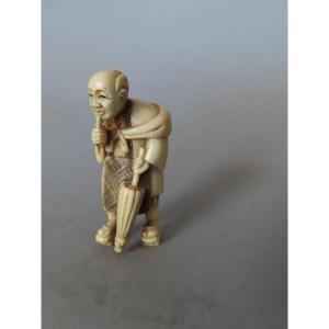 Netsuke en ivoire. Le fumeur de kiseru. Japon époque Meiji (1868-1912 )