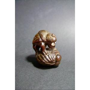 Netsuke en bois. Kappa sur une praire. Japon époque Meiji.