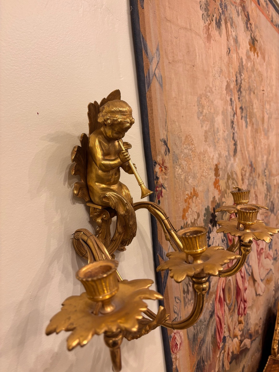 Paire d’appliques en bronze doré, angelots musiciens – XIXᵉ siècle