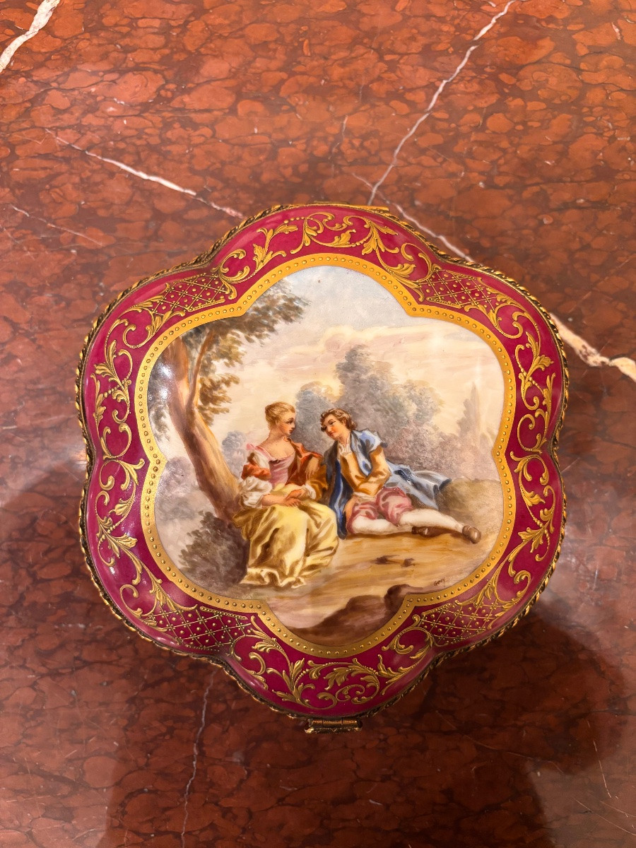 Late 19th-century Porcelain Box, Gallant Scene, Signed Grey, Gilt Bronze Mount-photo-2