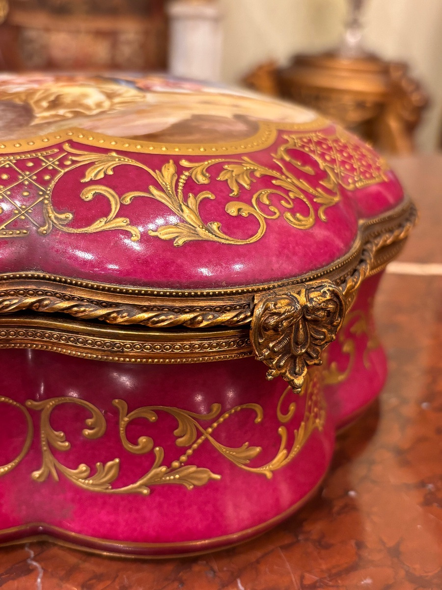 Late 19th-century Porcelain Box, Gallant Scene, Signed Grey, Gilt Bronze Mount-photo-2