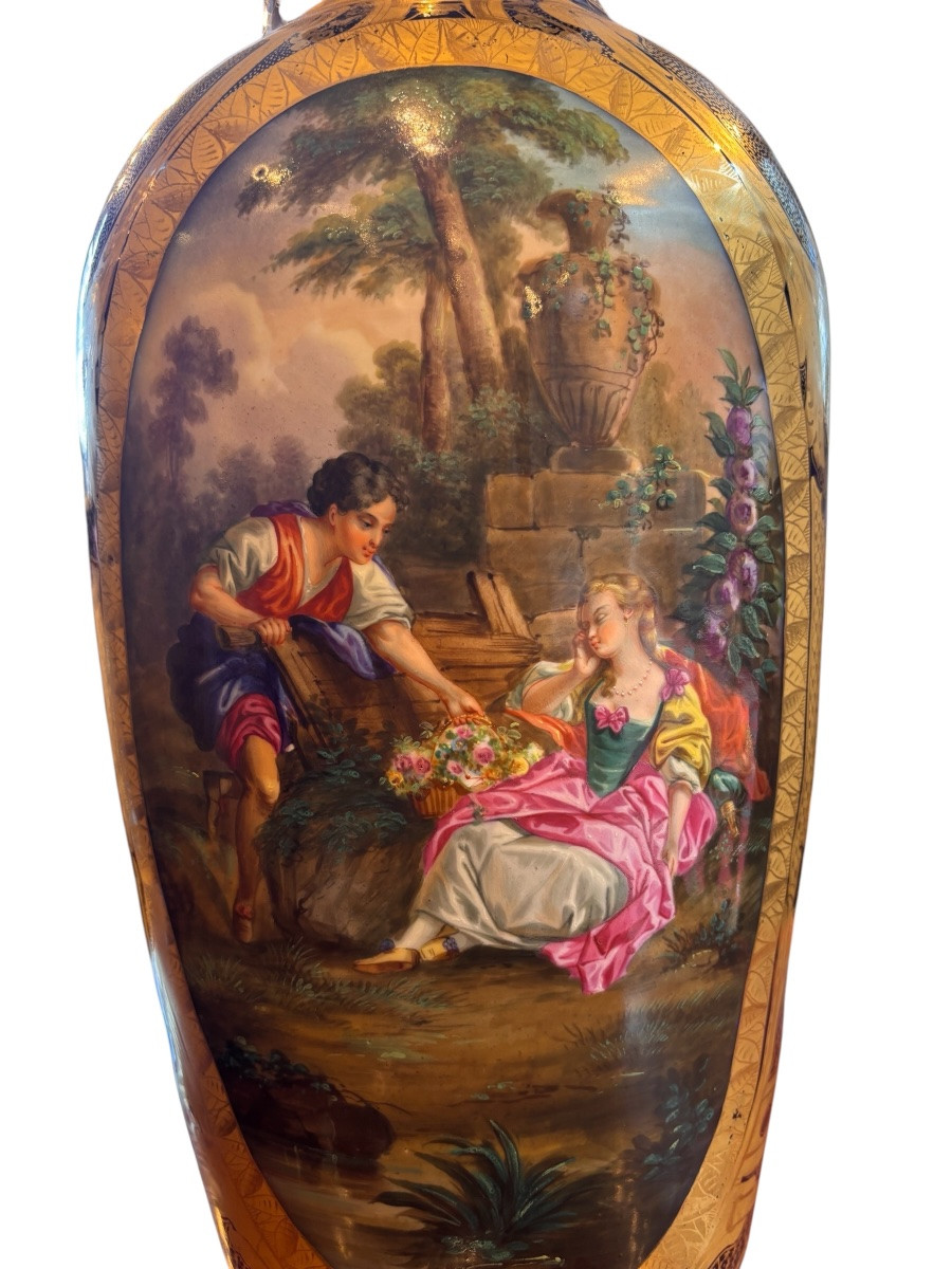 XIXe, Paire de grands vases en porcelaine dans le goût de Sèvres à décor de scènes galantes-photo-2
