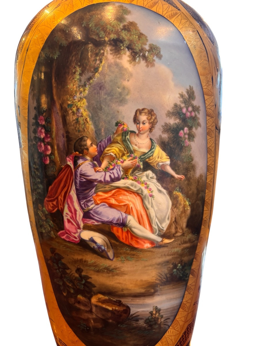 XIXe, Paire de grands vases en porcelaine dans le goût de Sèvres à décor de scènes galantes-photo-3