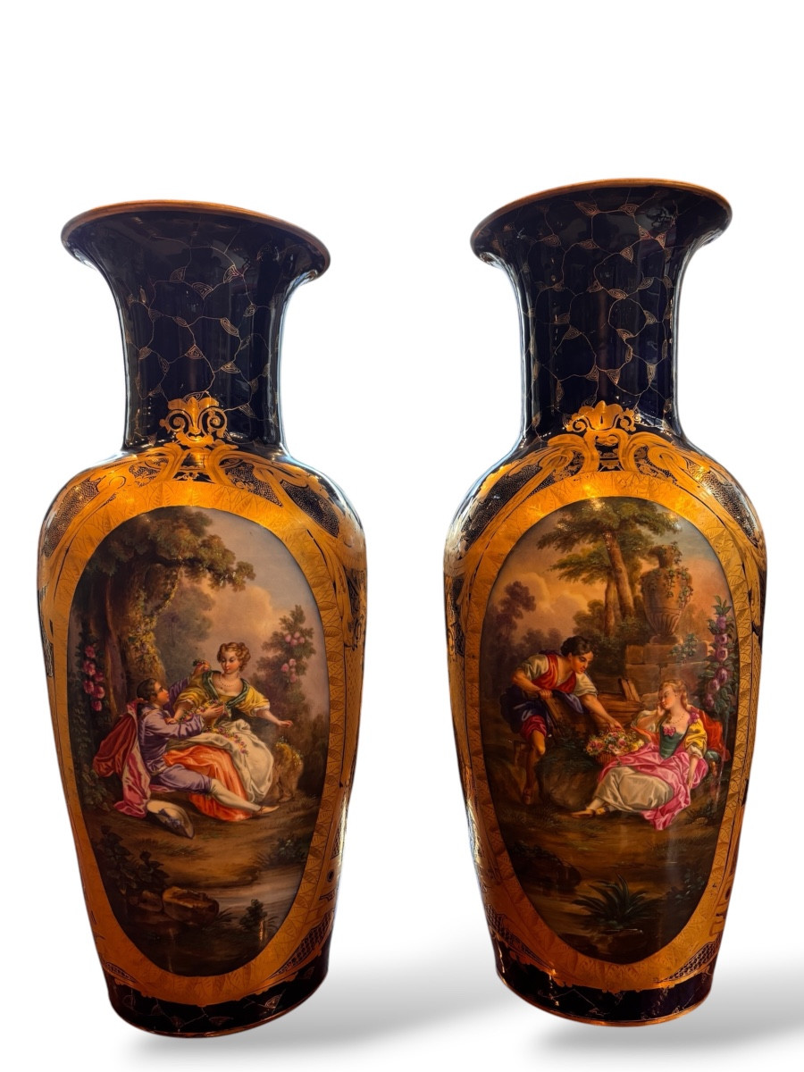 XIXe, Paire de grands vases en porcelaine dans le goût de Sèvres à décor de scènes galantes
