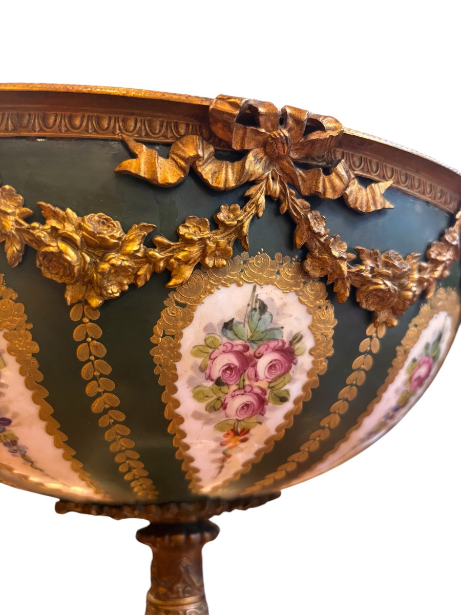 XIXe, Coupe sur pied en porcelaine et bronze doré à décor floral-photo-3