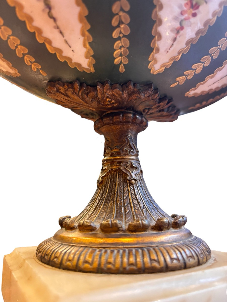 XIXe, Coupe sur pied en porcelaine et bronze doré à décor floral-photo-4