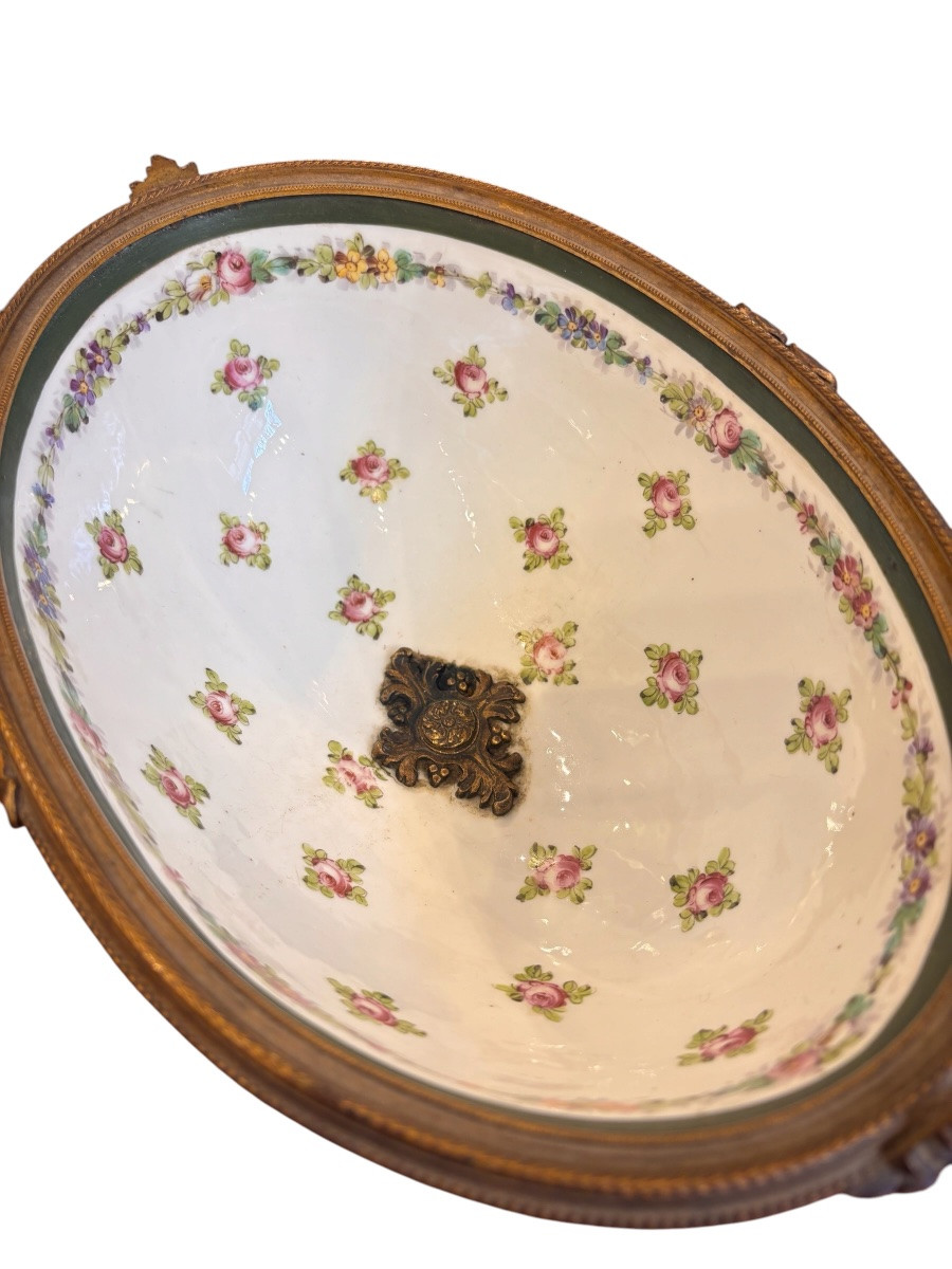 XIXe, Coupe sur pied en porcelaine et bronze doré à décor floral-photo-1