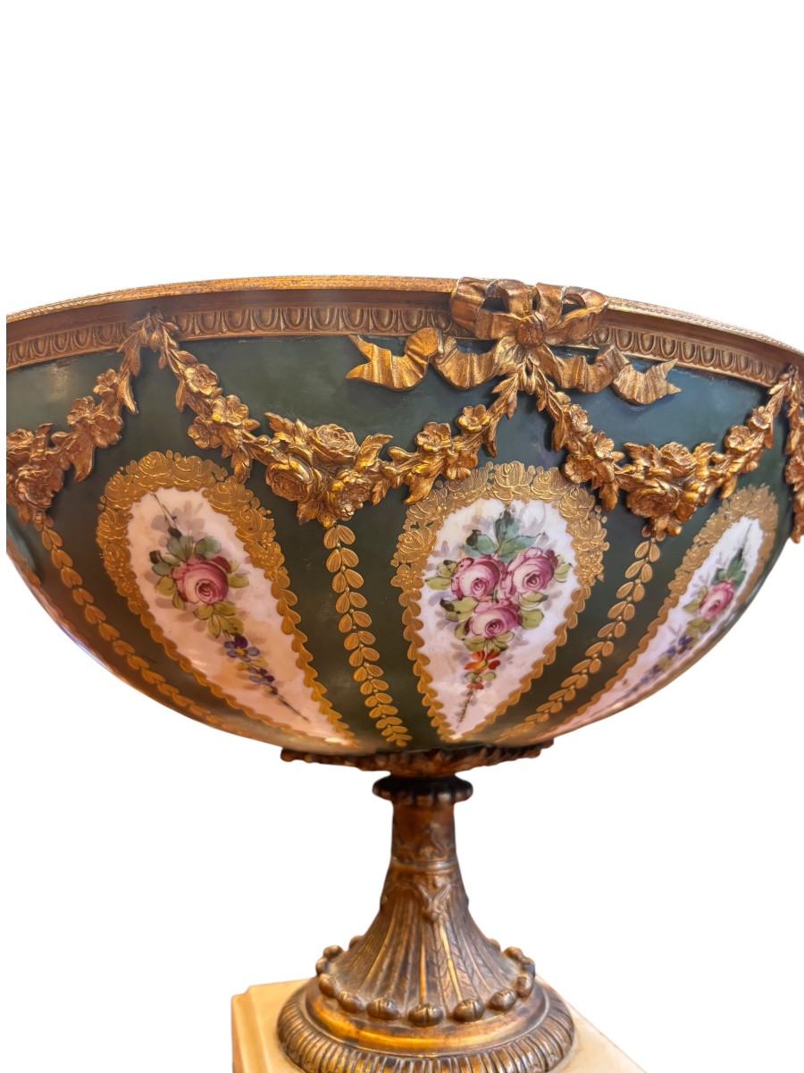 XIXe, Coupe sur pied en porcelaine et bronze doré à décor floral-photo-2