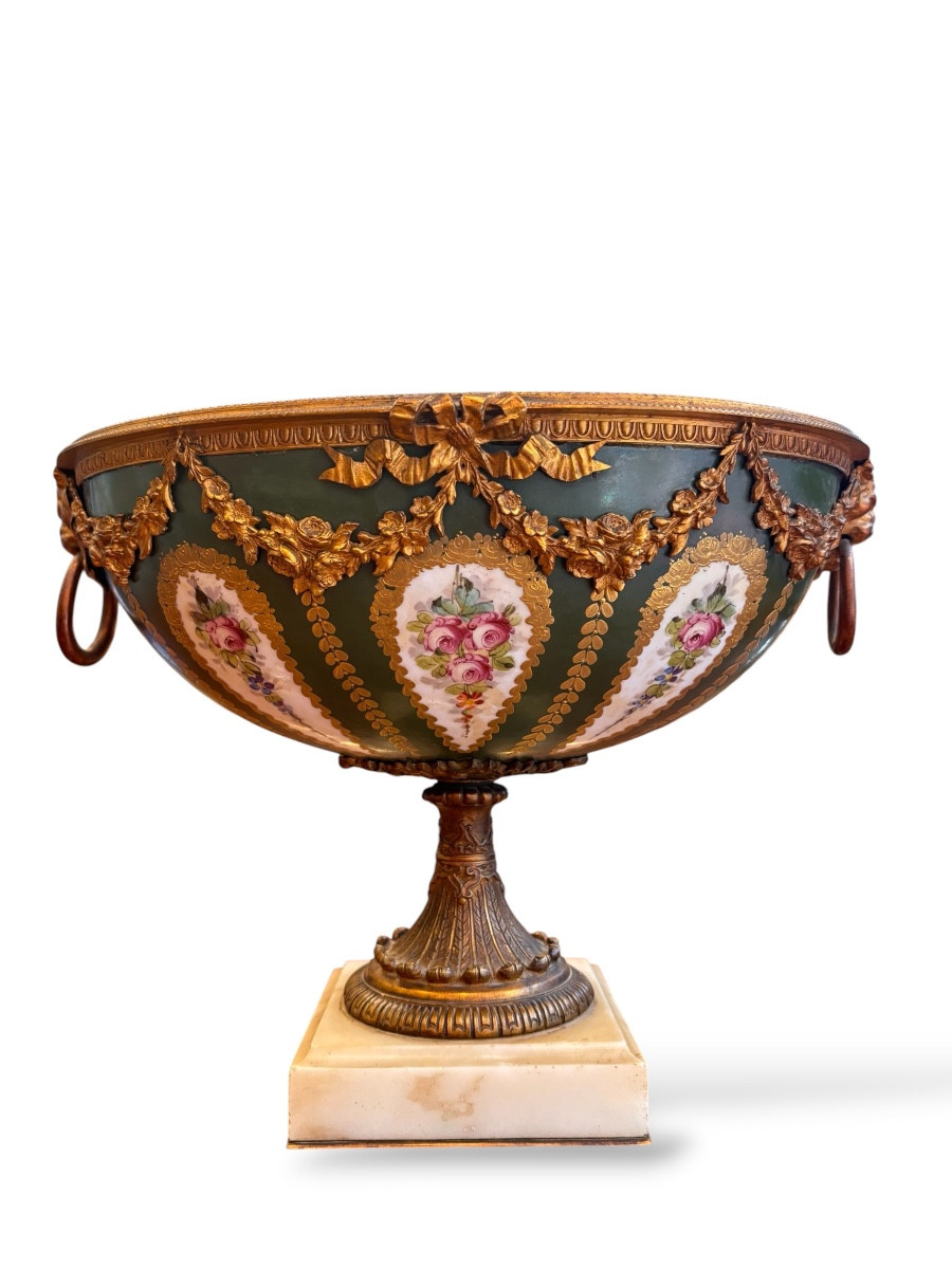 XIXe, Coupe sur pied en porcelaine et bronze doré à décor floral