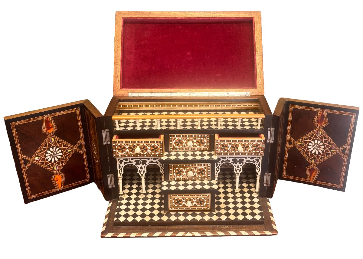 Coffret oriental en marqueterie en bois précieux . -photo-2