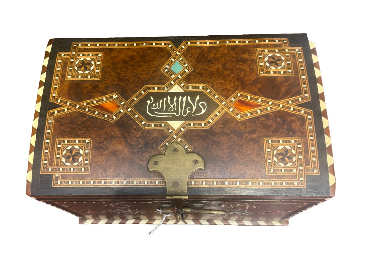 Coffret oriental en marqueterie en bois précieux . -photo-1