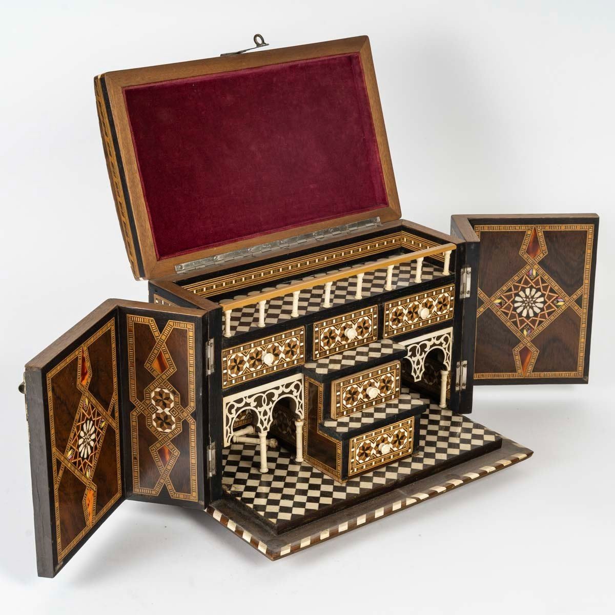 Coffret oriental en marqueterie en bois précieux . 