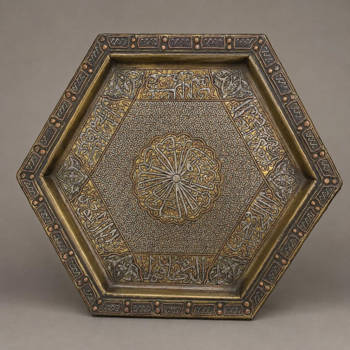 Chaire à Coran (Kursi al-Qur'an) en cuivre incrusté d'argent, de style mamelouk, XIXe siècle.-photo-2