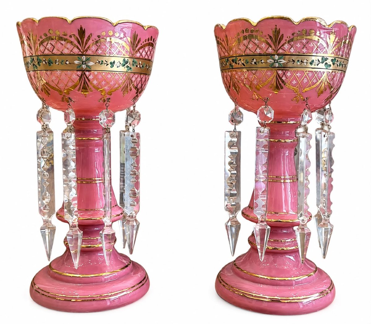 Paire de porte-ananas en opaline rose à pendeloques, XIXᵉ siècle