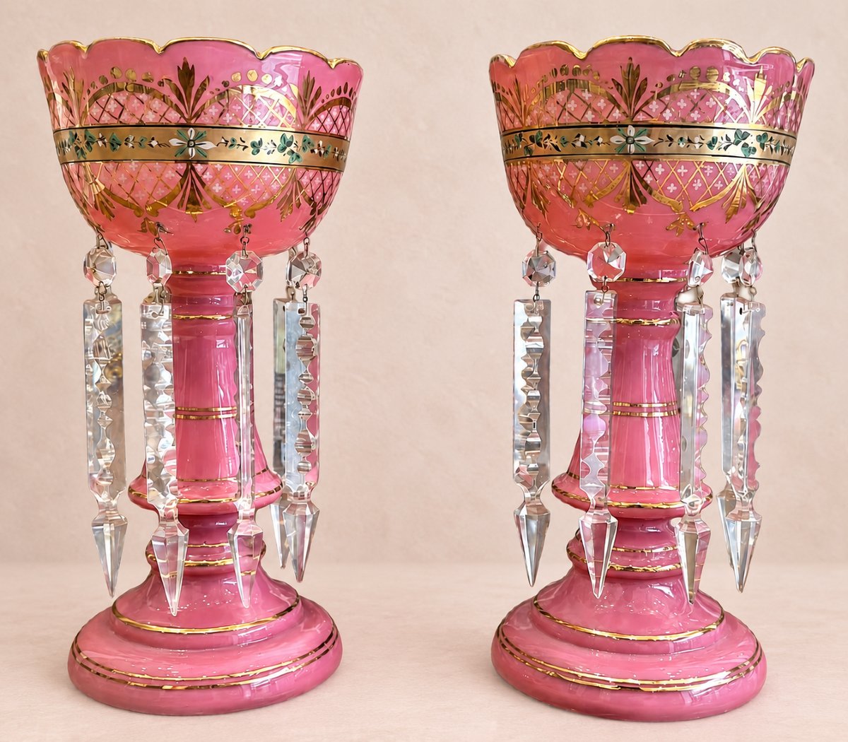 Paire de porte-ananas en opaline rose à pendeloques, XIXᵉ siècle