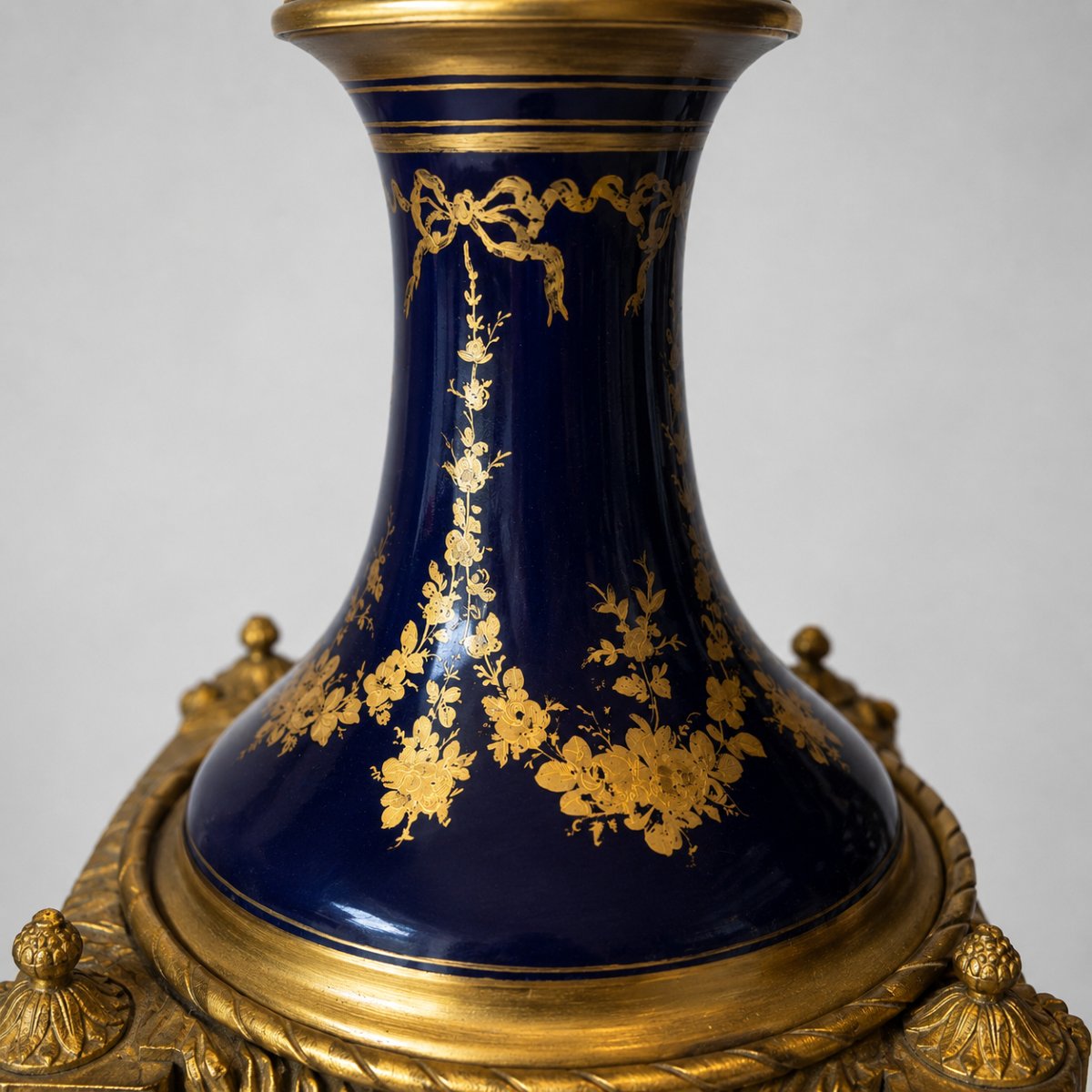Paire d'urnes couverte en porcelaine bleu cobalt et bronze doré - Style Sèvres, XIXe siècle .-photo-4