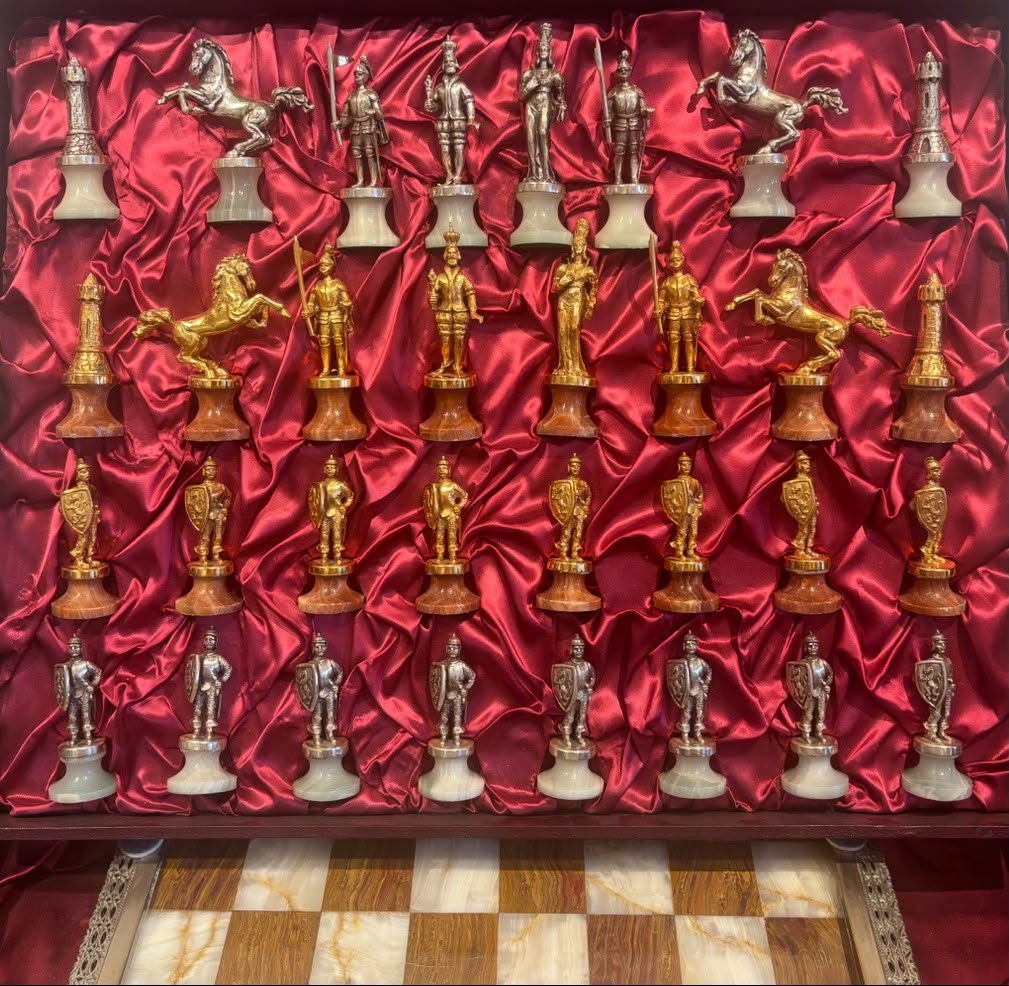 Jeu d'échecs en argent et vermeil dans son coffret de voyage. -photo-2