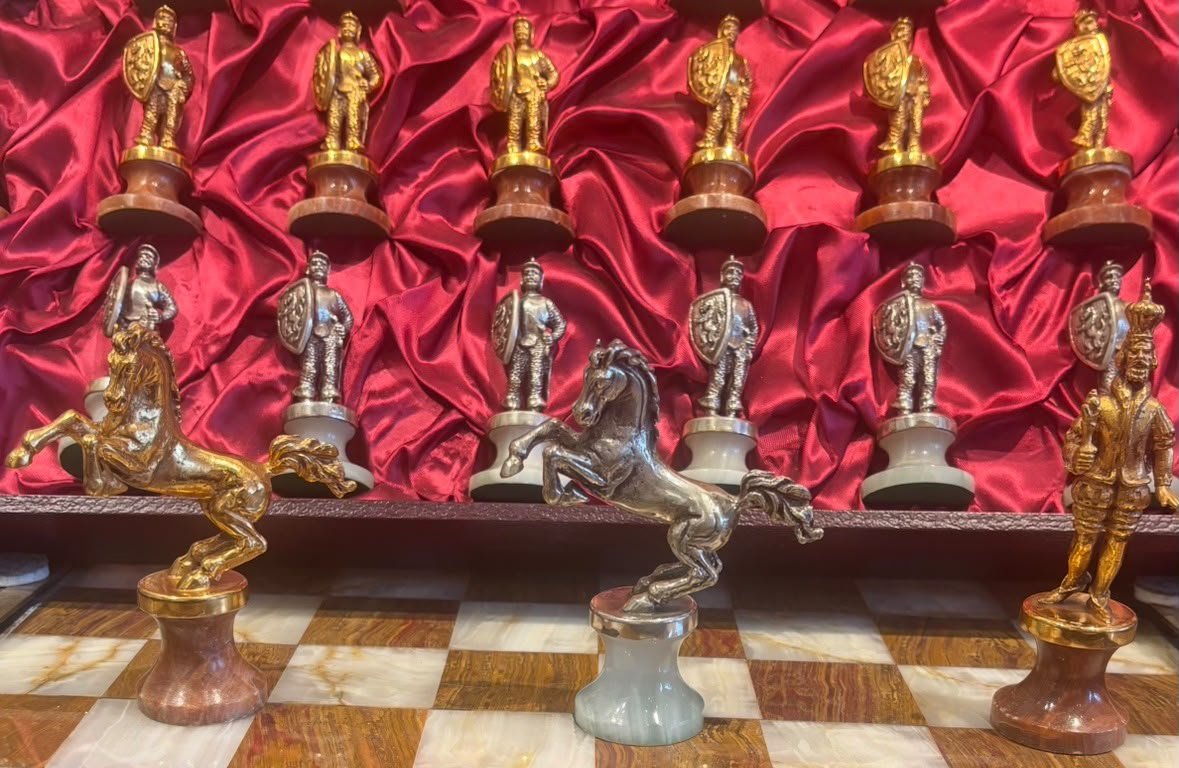 Jeu d'échecs en argent et vermeil dans son coffret de voyage. -photo-3