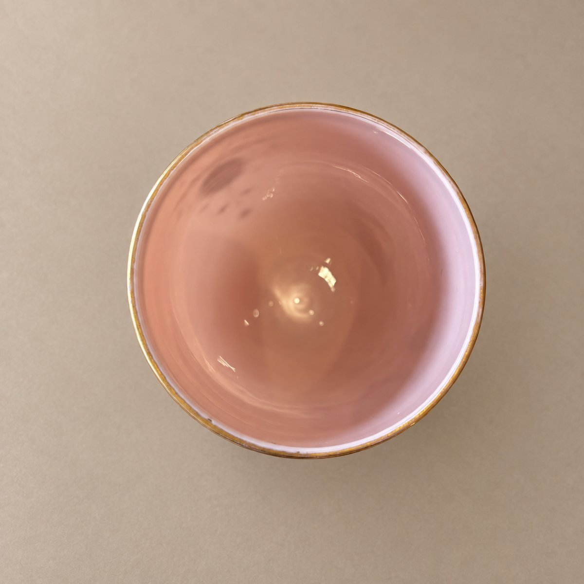 Verre opalin rose, décor émaillé polychrome et rehauts dorés .-photo-3