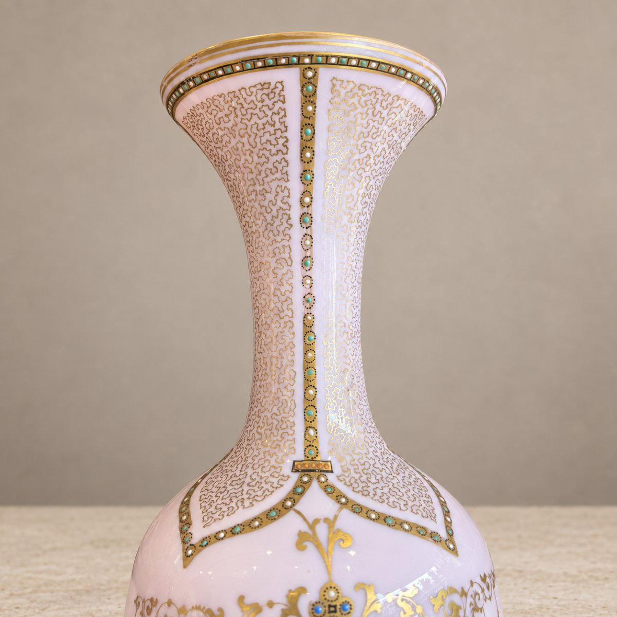Verre opalin rose, décor émaillé polychrome et rehauts dorés .-photo-1