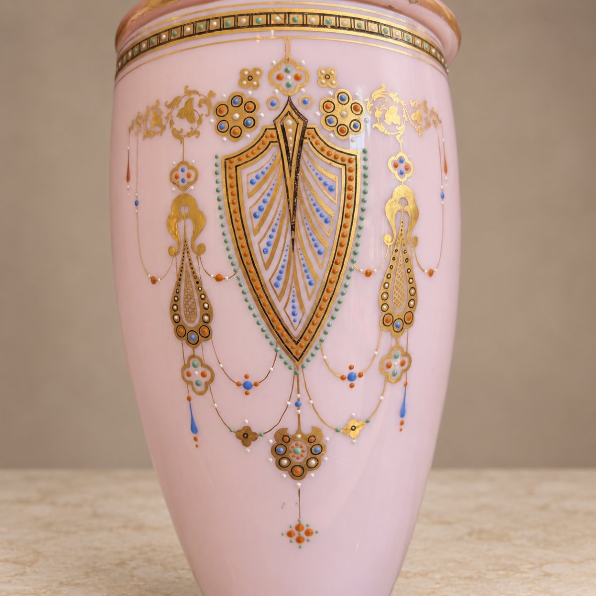 Verre opalin rose, décor émaillé polychrome et rehauts dorés .-photo-2